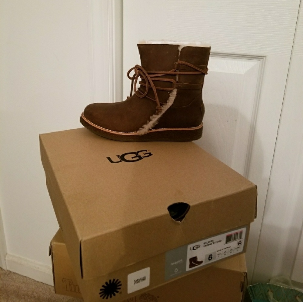 Wm UGG Boots SZ 6 but runs narrow could fit size 5